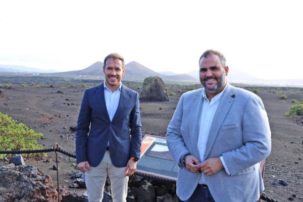 Mariano Zapata y Samuel Martín comprueban los avances de la restauración de conos volcánicos en Lanzarote