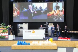 Los 21 apicultores premiados en el ‘XVI Concurso oficial de mieles’ recogen sus premios en la ‘Feria Gran Canaria Me Gusta’