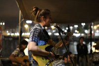 Elena Santana, l&iacute;der de &lsquo;La Cangreja&rsquo;, se presenta con su guitarra en la Casa-Museo Antonio Padr&oacute;n
