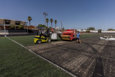 Valleseco: Comienzan los trabajos de renovaci&oacute;n del c&eacute;sped artificial del campo de f&uacute;tbol de La Laguna