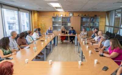 Monz&oacute;n se re&uacute;ne con profesionales de centros sanitarios de las zonas afectadas por el incendio de Tenerife