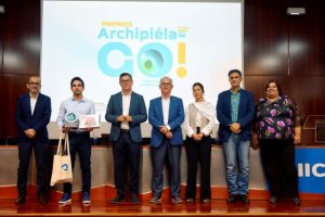 La Consejería entrega el galardón ArchipiélaGo! a la innovación a una solución de farolas solares inteligentes