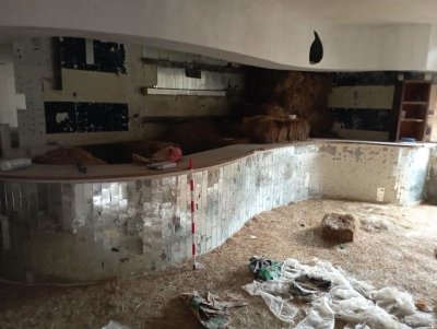 El arque&oacute;logo gallego Xurxo Ay&aacute;n recrea en Cueva Pintada la arquitectura de los antiguos 'puticlubs' de las carreteras espa&ntilde;olas