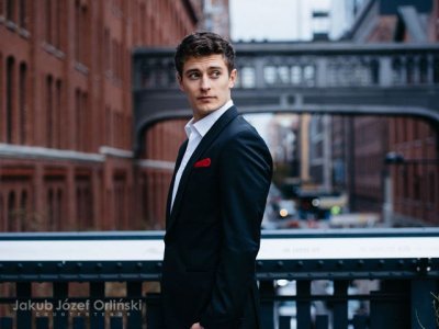 Jakub Orlinski canta al amor junto a il pomo d&rsquo;oro