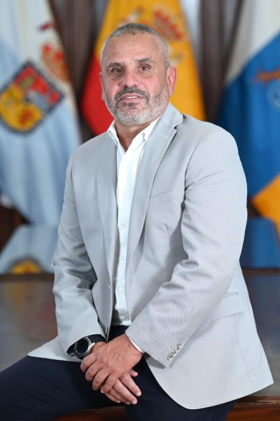 El alcalde de Guía reafirma su respeto a la Virgen y aclara que su gesto durante la traca de voladores expresaba su desacuerdo con la decisión de la Iglesia