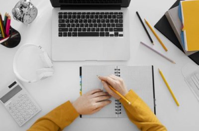 El Gobierno convoca las becas para estudios universitarios de grado y m&aacute;ster del curso 2023/24