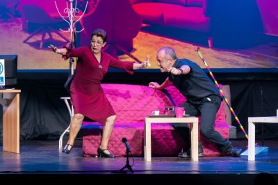 La Compa&ntilde;&iacute;a Teatral G&aacute;ldar deleita en el Guaires con la obra 'Pol&iacute;ticamente Muertos'