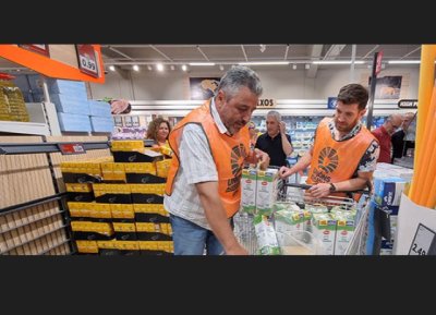 Alerta ante una posible estrategia coordinada de 16 cadenas de la distribución para hundir los precios de la leche