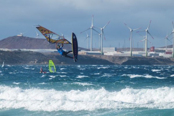 Windsurf: Los canarios Carlos Kiefer y María Morales dominan en la primera jornada de Pozo Izquierdo