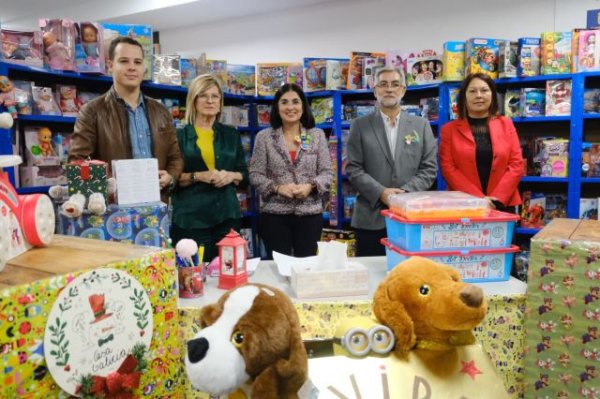 La alcaldesa con la Casa de Galicia en la recogida de juguetes y la Cabalgata de los Reyes Magos