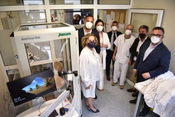 Conrado Domínguez visita el nuevo equipamiento de exploración de la función respiratoria del Hospital de La Palma