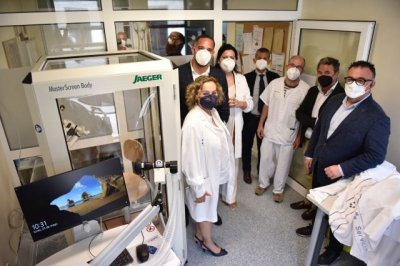 Conrado Domínguez visita el nuevo equipamiento de exploración de la función respiratoria del Hospital de La Palma