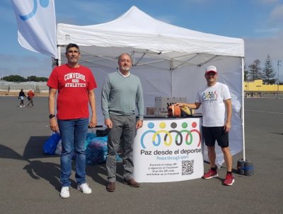 La Consejer&iacute;a de Deportes y la Federaci&oacute;n Insular de Baloncesto donan material deportivo a la ONG Paz desde el Deporte