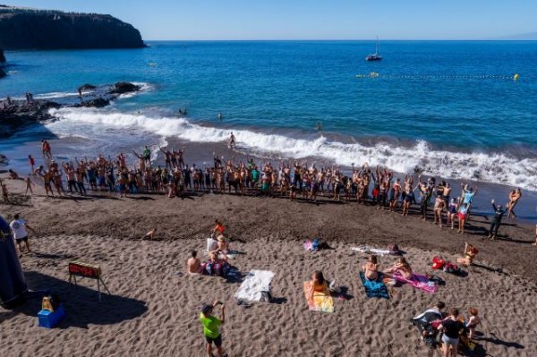 Gáldar despide 2021 con energía positiva y a 25 grados en una nueva edición de la ‘SwimSilvestre’