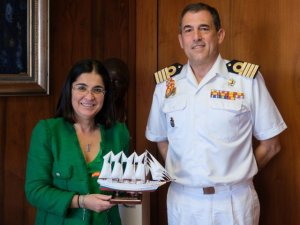 La alcaldesa recibió al comandante del buque-escuela ‘Juan Sebastián de Elcano’ tras su llegada a la ciudad