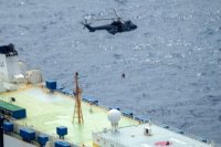 Un helicóptero del Ejército del Aire realiza la aeroevacuación a una tripulante con apendicitis aguda