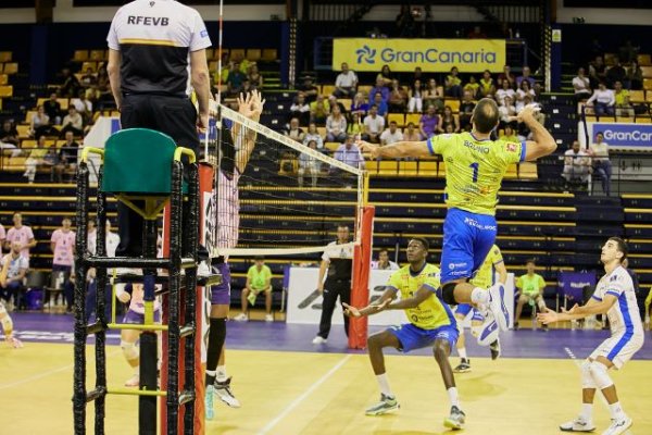 Voleibol: El CV Guaguas mantiene su gran nivel en liga y gana por la vía rápida (3-0)