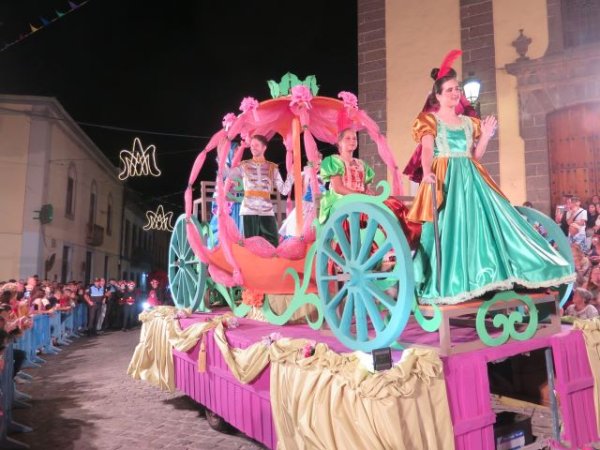 ‘Érase una vez en el Reino de Guía’ inundó de colorido las calles de la Ciudad en la noche mágica de la Cabalgata de Carrozas