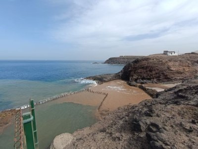 El Ayuntamiento de Gu&iacute;a cierra al ba&ntilde;o las piscinas de Roque Prieto por la rotura de una tuber&iacute;a de la planta desalinizadora