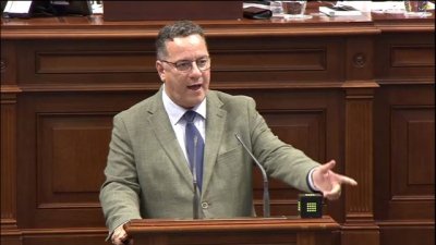Poli Su&aacute;rez reitera en el Parlamento el compromiso del Gobierno de Canarias con la FP y su profesorado
