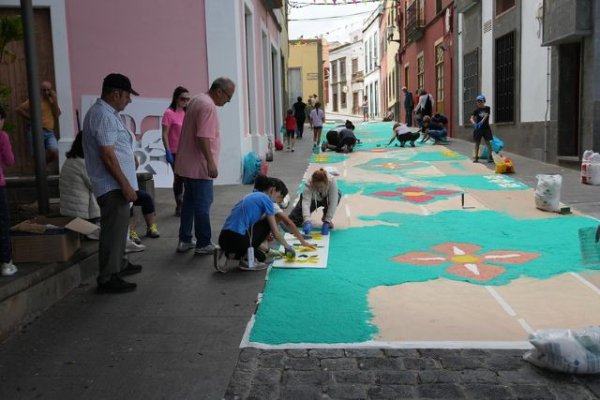 Guía se vuelca con la elaboración de las alfombras del Corpus Christi