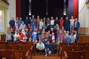 Los usuarios del Centro Ocupacional y el grupo de gobierno intercambian regalos y se desean una Feliz Navidad