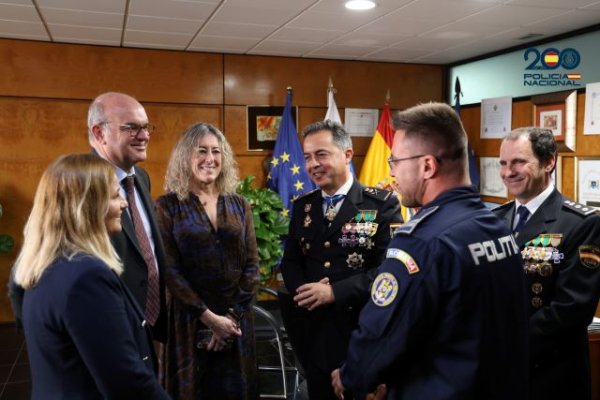 La Policía Nacional presenta a un agente de la Policía de Rumanía, de la División de Cooperación Internacional