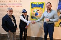 Roberto Moreno dona a G&aacute;ldar el p&oacute;ster a la lucha canaria expuesto en la Sala del S&aacute;bor