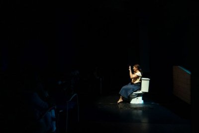 &lsquo;Ella y los cerdos&rsquo;, una historia apasionante que narra un crimen atroz desde el ba&ntilde;o de un colegio