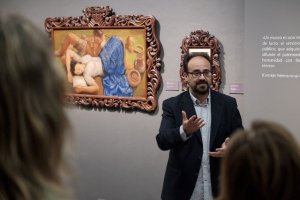 El conservador Javier Pueyo cursa una visita guiada a la exposición ‘Juan de Miranda lo pintó’ que se exhibe en la Casa de Colón