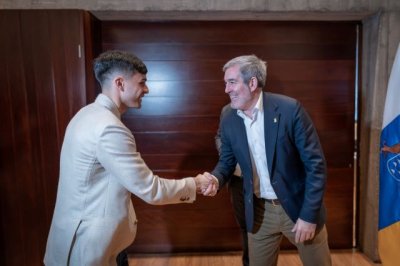 El presidente de Canarias reconoce la trayectoria de Pedri y la pone como ejemplo para los j&oacute;venes canarios