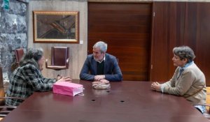 Clavijo recibe la felicitaci&oacute;n navide&ntilde;a de la Asociaci&oacute;n de Mujeres con C&aacute;ncer de Mama de Tenerife (&Aacute;MATE)