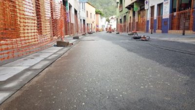 Teror: Esta semana culmina el pulido del nuevo pavimento de la Calle Nueva y Pérez Villanueva