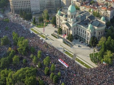 Los manifestantes antigubernamentales de Serbia son una mezcla de revolucionarios de color y patriotas