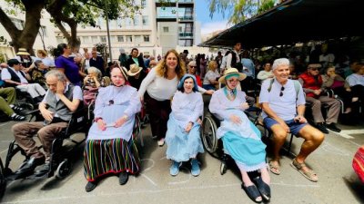 La consejera Isabel Mena celebra el D&iacute;a de Canarias con los usuarios y familias del Centro Sociosanitario El Pino