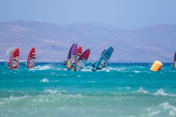 Windsurf: Fuerteventura amanece con máxima tensión en el agua