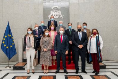 El presidente de Canarias, Ángel Víctor Torres, recibe a la junta directiva de la Mesa del Tabaco