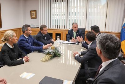 El presidente de Canarias recibe al m&aacute;ximo responsable de Global Ports Holding
