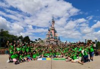 La Banda Municipal de Música de Gáldar participa en la cabalgata más multitudinaria de la historia de Disneyland París