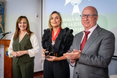 La consejera de Presidencia entrega en Madrid la Medalla al Mérito de la Justicia a Sofía Puente