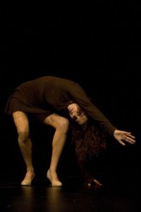 Un taller de movimiento en femenino y dos 'performances' ponen el broche final al proyecto ‘Tierra Removida’ en Cueva Pintada