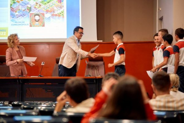 Comercio de Canarias entrega los premios del concurso escolar de consumo responsable ‘Consumópolis’