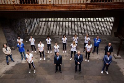 El presidente de Canarias recibe al CV Haris tras la consecución de la Copa de la Reina de voleibol