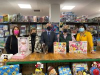 El Alcalde con la labor de la Casa de Galicia manteniendo la ilusión de la Navidad entre los niños
