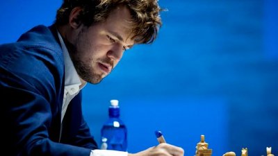 Ajedrez: Carlsen retiene su t&iacute;tulo mundial tras otro error garrafal de Nepo