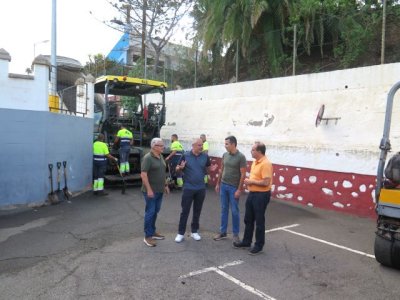 El alcalde de Gu&iacute;a, Alfredo Gon&ccedil;alves Ferreira, visita las obras de reasfaltado de las calles del casco
