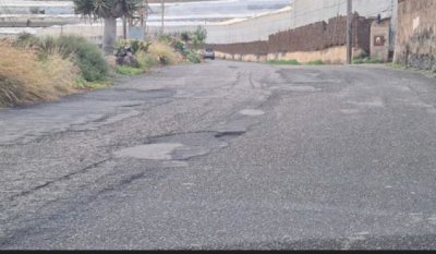 Carretera hundida por zanja en el Agujero-G&aacute;ldar