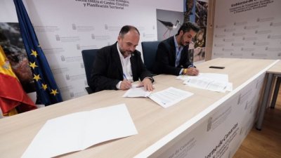 Jos&eacute; Antonio Valbuena y Luis Yeray Guti&eacute;rrez firman el protocolo para la ejecuci&oacute;n del parque inundable