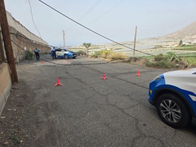 G&aacute;ldar: Un cami&oacute;n tumba un cable de telefon&iacute;a y alumbrado en la carretera de El Agujero y obliga a cortar la v&iacute;a