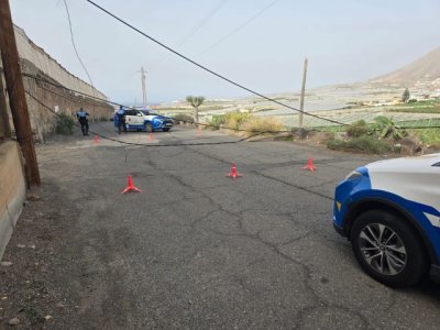 Gáldar: Un camión tumba un cable de telefonía y alumbrado en la carretera de El Agujero y obliga a cortar la vía